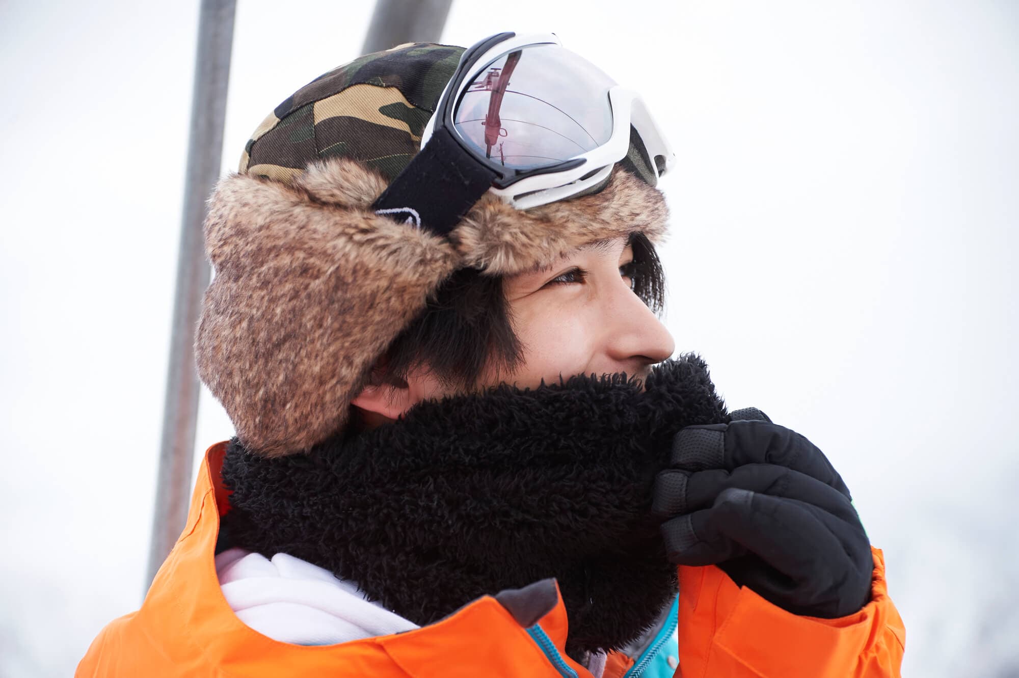 スキーウェアを着る男性