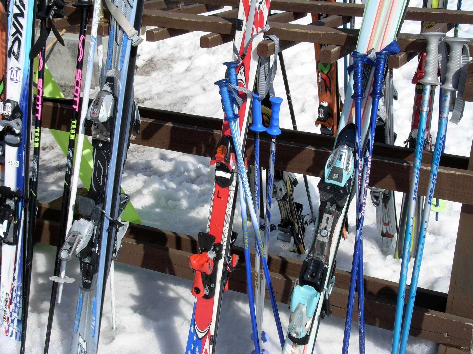 陽乾しのスキー板