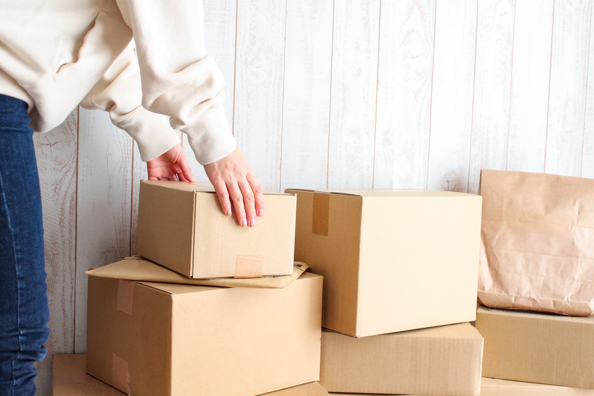 積み上げられた段ボール