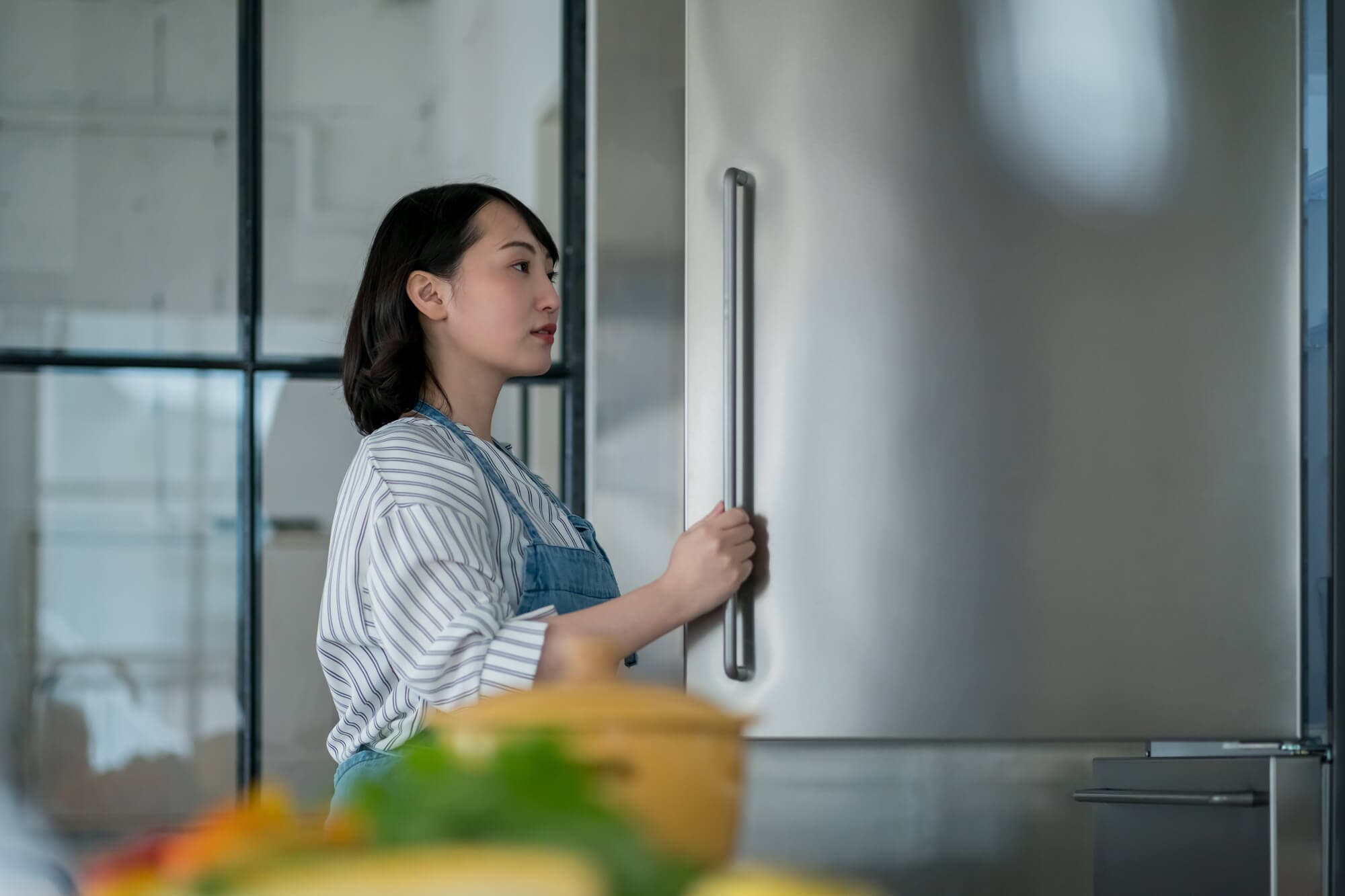 冷蔵庫を覗く女性