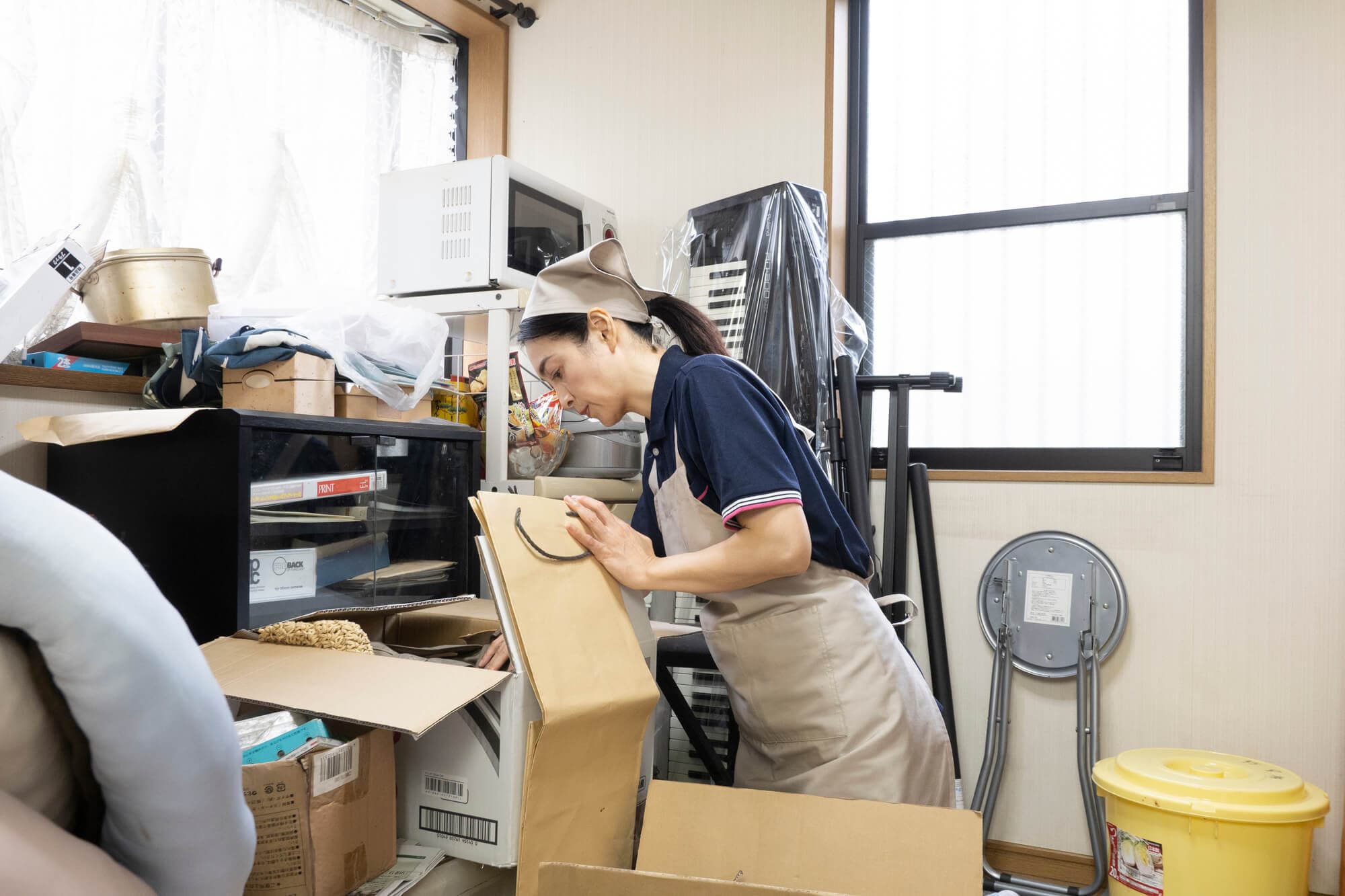 荷物を片付ける女性
