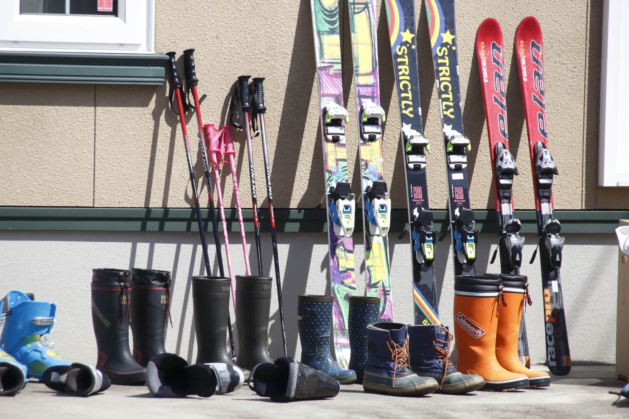 乾燥中のスキー板