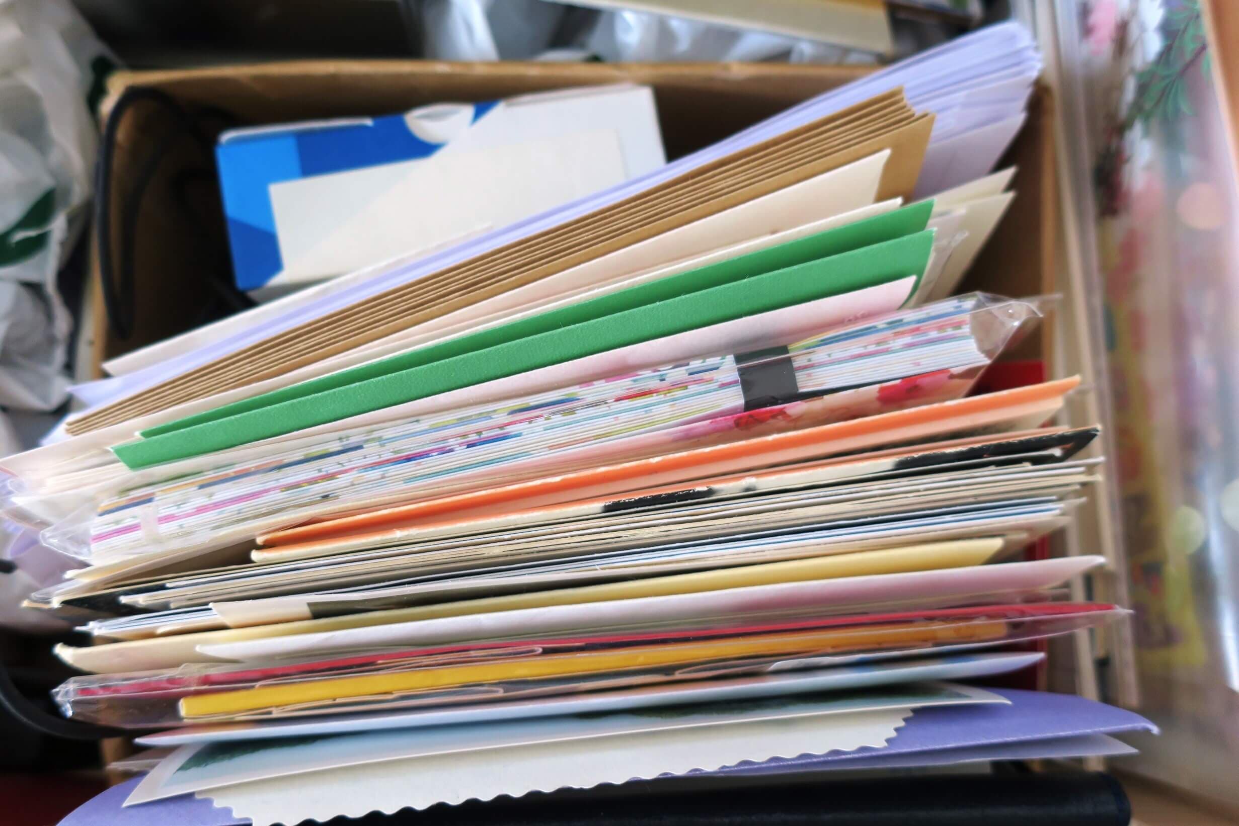 雑多に収納された書類
